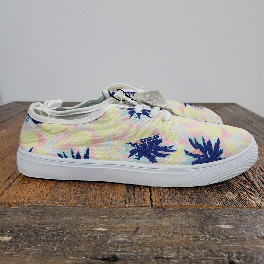 Take A Walk Lace Up Palm Print Shoes
